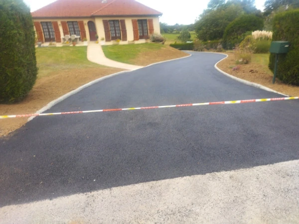 Allée d'accès en enrobés avec bordure P1